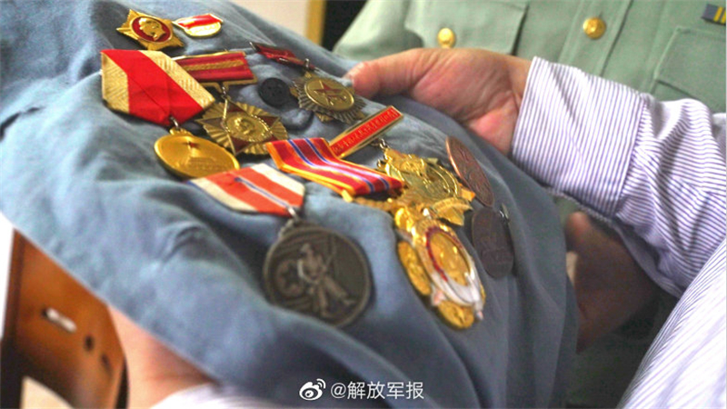 感動(dòng)！這場(chǎng)相聚讓“冰雕連”老戰士哽咽落淚