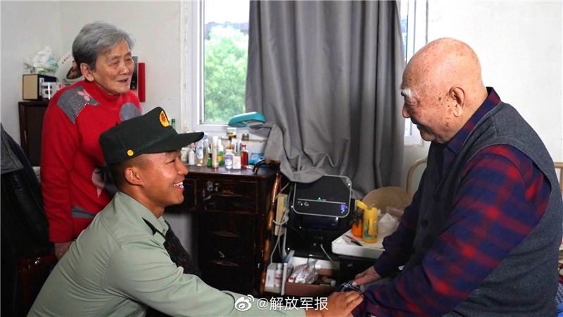 感動(dòng)！這場(chǎng)相聚讓“冰雕連”老戰士哽咽落淚