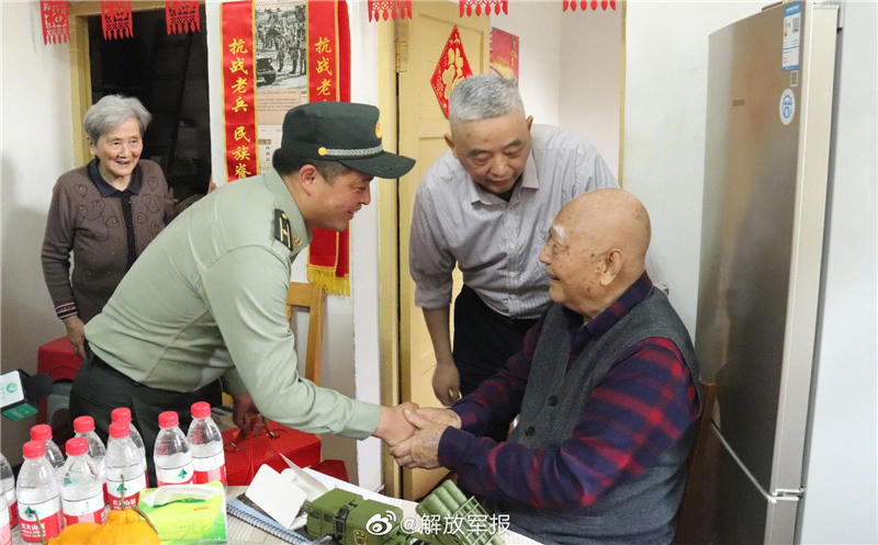 感動(dòng)！這場(chǎng)相聚讓“冰雕連”老戰士哽咽落淚