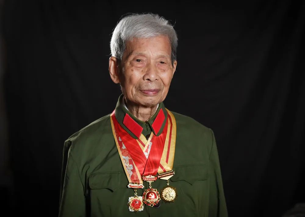 浴血榮光丨致敬抗戰老戰士——王國華、宮健-云南能投軍創(chuàng  )產(chǎn)業(yè)投資有限公司