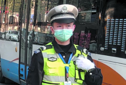 輔警、安裝工、騎手……望平街“六勇士”找到了
他們是普通人更是一眾英雄-云南能投軍創(chuàng  )產(chǎn)業(yè)投資有限公司