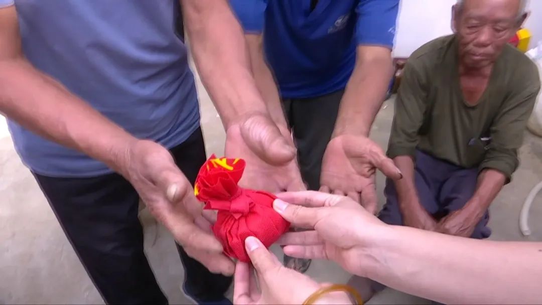 70多年后的這場(chǎng)“相見(jiàn)”，破防了……