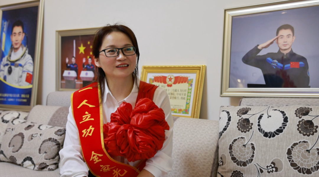 喜報牌匾送到葉光富家，姐姐說(shuō)他從小有個(gè)愿望……