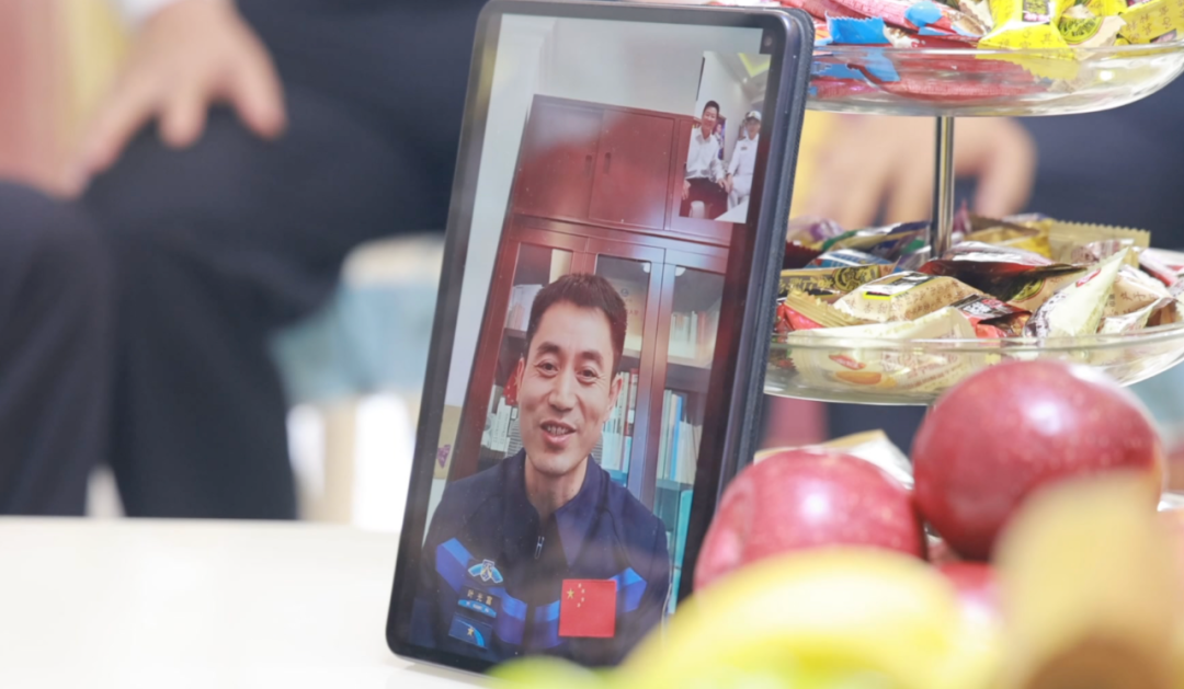 喜報牌匾送到葉光富家，姐姐說(shuō)他從小有個(gè)愿望……