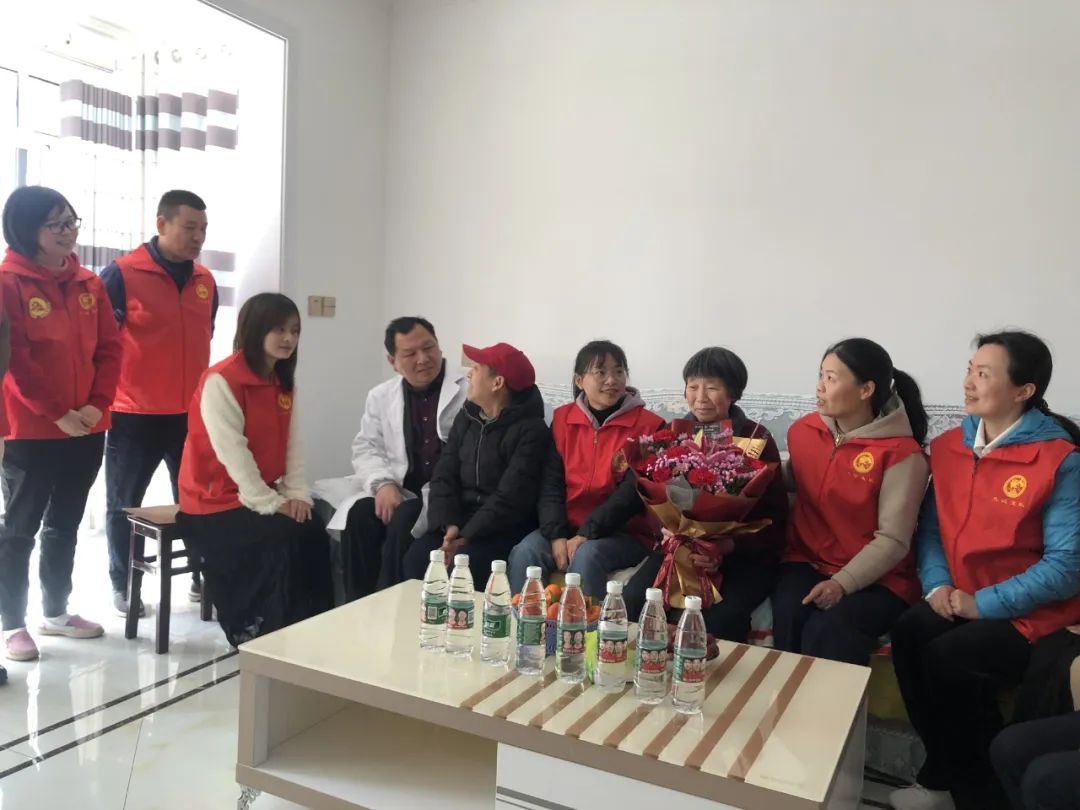 a_816273375310639108.jpeg 替烈士看爹娘為烈屬辦實(shí)事 江西退役軍人在行動(dòng)-云南能投軍創(chuàng )產(chǎn)業(yè)投資有限公司