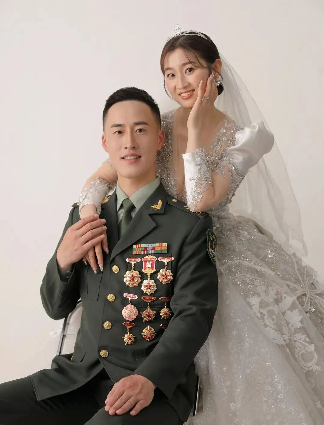 雙喜臨門(mén)！立功喜報送到訂婚現場(chǎng)-云南能投軍創(chuàng  )產(chǎn)業(yè)投資有限公司