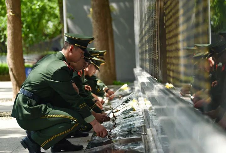 新華社：愿得此身長(cháng)報國——寫(xiě)在第十個(gè)烈士紀念日到來(lái)之際