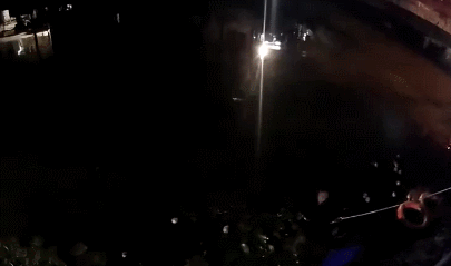 從橋上一躍而下！退役軍人孫逸超，你太帥了！