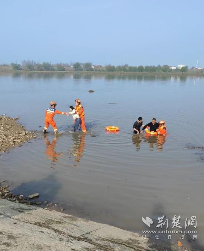 63歲退役老兵從橋上縱身一躍，成功救起落水女子