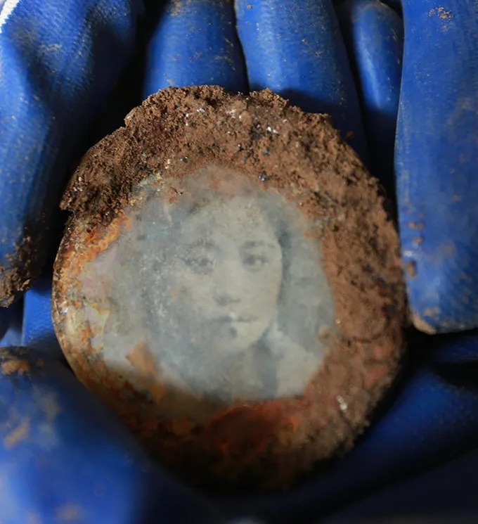 82年了，烈士手中緊緊握著(zhù)一張照片……她是誰(shuí)？