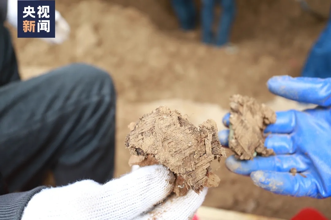 82年了，烈士手中緊緊握著(zhù)一張照片……她是誰(shuí)？