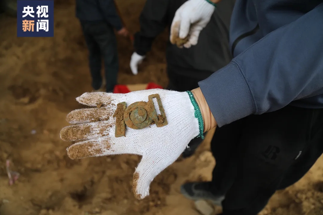 82年了，烈士手中緊緊握著(zhù)一張照片……她是誰(shuí)？