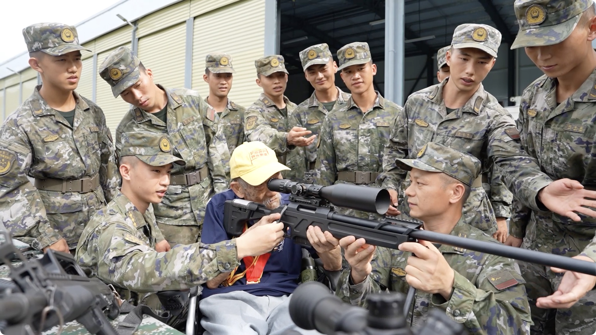 99歲抗戰老兵拿起新裝備，網(wǎng)友：這眼神！這氣勢！