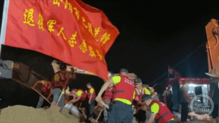 洞庭湖畔，退役官兵在大壩席地而眠