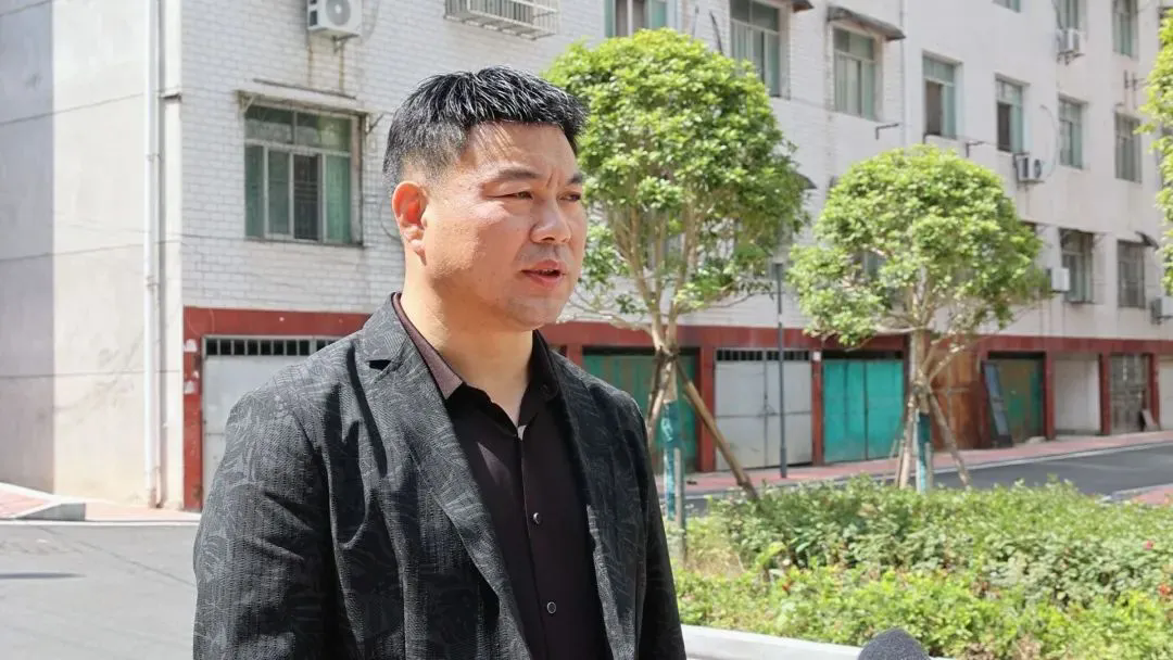 （退役軍人風(fēng)采）死死頂住失控車(chē)輛的他是退役軍人！