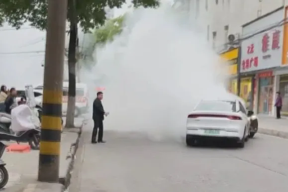 （退役軍人風(fēng)采）死死頂住失控車(chē)輛的他是退役軍人！