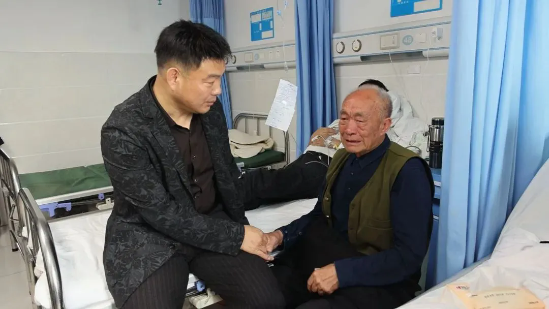 （退役軍人風(fēng)采）死死頂住失控車(chē)輛的他是退役軍人！