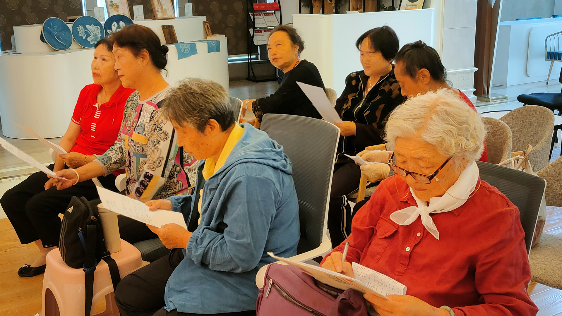 軍魂映歌聲?合唱潤心田—— 大觀(guān)街道無(wú)軍籍職工歌唱興趣班溫情開(kāi)唱-云南能投軍創(chuàng )產(chǎn)業(yè)投資有限公司